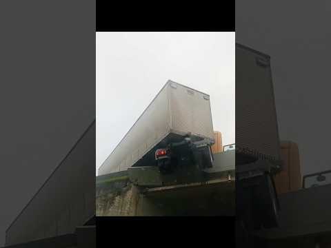 Carreta fica atravessada no trevo de Garuva e trânsito é afetado