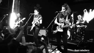 Hinds - Castigadas en el granero