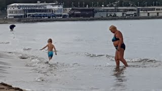 Анапа 2 октября 2018 КУПАЮТСЯ даже ДЕТИ Центральный пляж