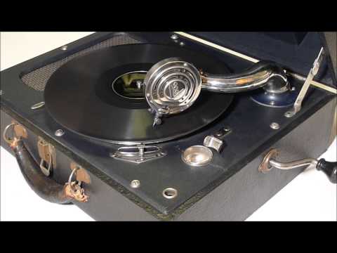 1940s Hillbilly Music on a Victrola Portable Phonograph