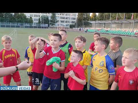 Futbolo akademija „Dainava“ į futbolo treniruotes kviečia įvairaus amžiaus berniukus bei mergaites.