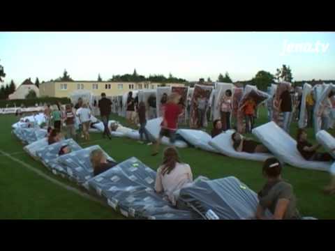 Neuer Weltrekord: Weida steht mit Matratzen-Domino im Guiness-Buch der Rekorde