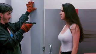 [問卦] 吃麥當當時隔壁桌正妹一直玩頭髮