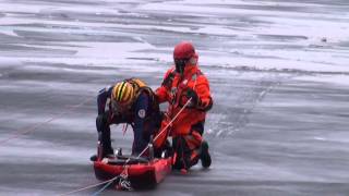 preview picture of video 'Rettung aus zugefrorenen See - Feuerwehr Potsdam'