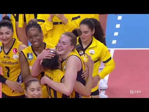 Isabelle Haak handing over MVP award to Gabi