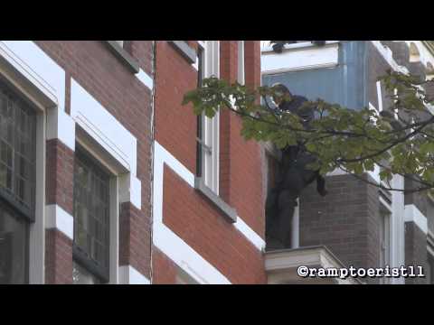27/08/2014 Arrestatieteam (AT) haalt verwarde man uit woning in Rotterdam