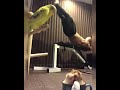 モフモフとムキムキのお家で出来る腹筋崩壊トレーニングのドラゴンフラッグ