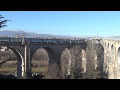 TRANSITO DEL REGIONALE SUL VIADOTTO SOLERI A CUNEO. 28 - 12 - 2015.