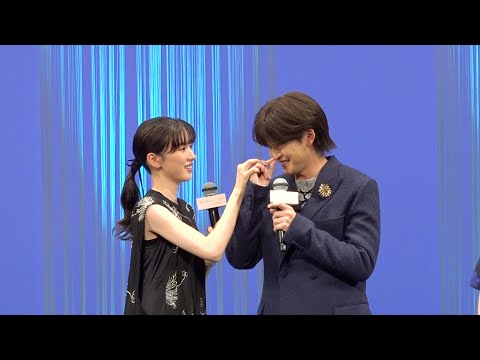 高橋文哉、永野芽郁からの急接近に照れ 密着ハプニング発生にファン悲鳴「汗出てきた…(笑)」 映画『からかい上手の高木さん』完成披露舞台あいさつ