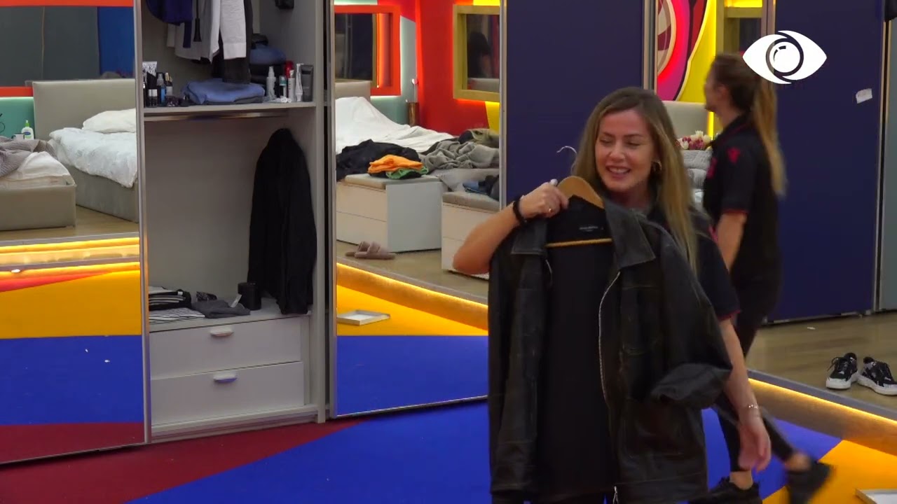 Kristi në gjumë, Olta kontrollon sendet e tij personale