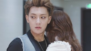 Download lagu [ENG]大明星与美女经纪人电梯调情，下一秒却突然扑来一个火辣美女 | 夜空中最闪亮的星 | 黄子韬 吴倩 mp3