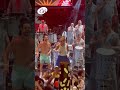 José Loreto tira camisa e dança com Timbalada durante ensaio de verão em Salvador