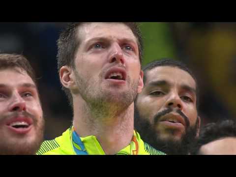 Seleção Brasileira de Vôlei canta o hino após no pódio das Olimpíadas 2016.