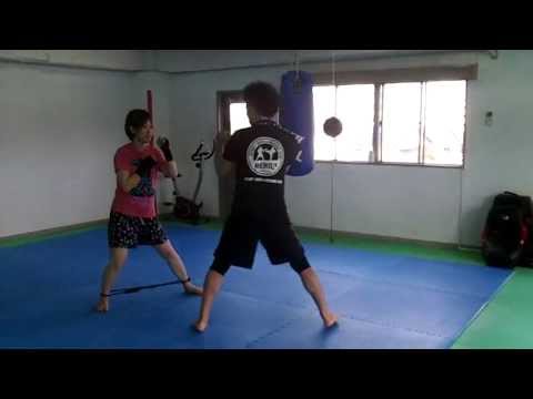 HERO’z キック ボクシング 姫路 女性会員様フットワークの練習風景 格闘技