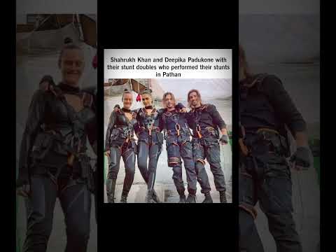 Deepika Padukone & Shah Rukh Khan Pose with Their Stunt Doubles from Pathaan!🔥 #srk #depikapadukone