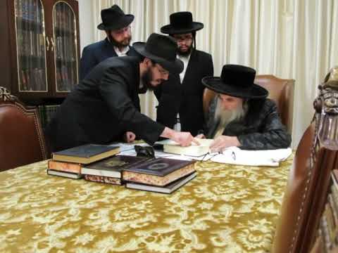 Toldos Tzvi Spinka Rebbe Receiving A Sefer on Hilchos Moshiach With The Lubavitcher Rebbe's Insights