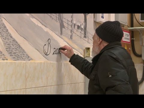 Protest in Rusland: Rentner malt provokative Anti-Kriegs-Wandbilder