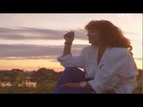 Legendinė lietuviškos estrados atlikėja Nelly Paltinienė atlieka dainą "Lyg paukštė"