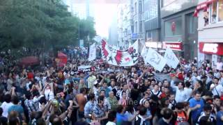 preview picture of video 'Beşiktaş Çarşı, Taksim Meydanına Giriş Yapıyor - Occupy Gezi  - HD 720 P'