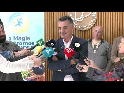 Fuerteventura lanza la primera colección de cromos de lucha canaria de Canarias