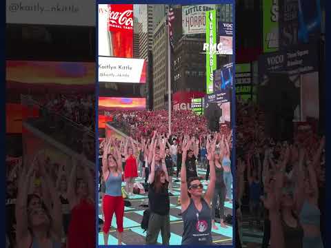 YOGA ET... NORVÉGIENS à Times Square