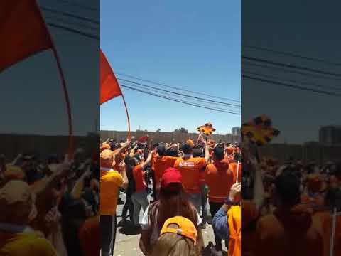 "Previa Huracan Naranja afuera del estadio." Barra: Huracan Naranja &bull; Club: Cobreloa