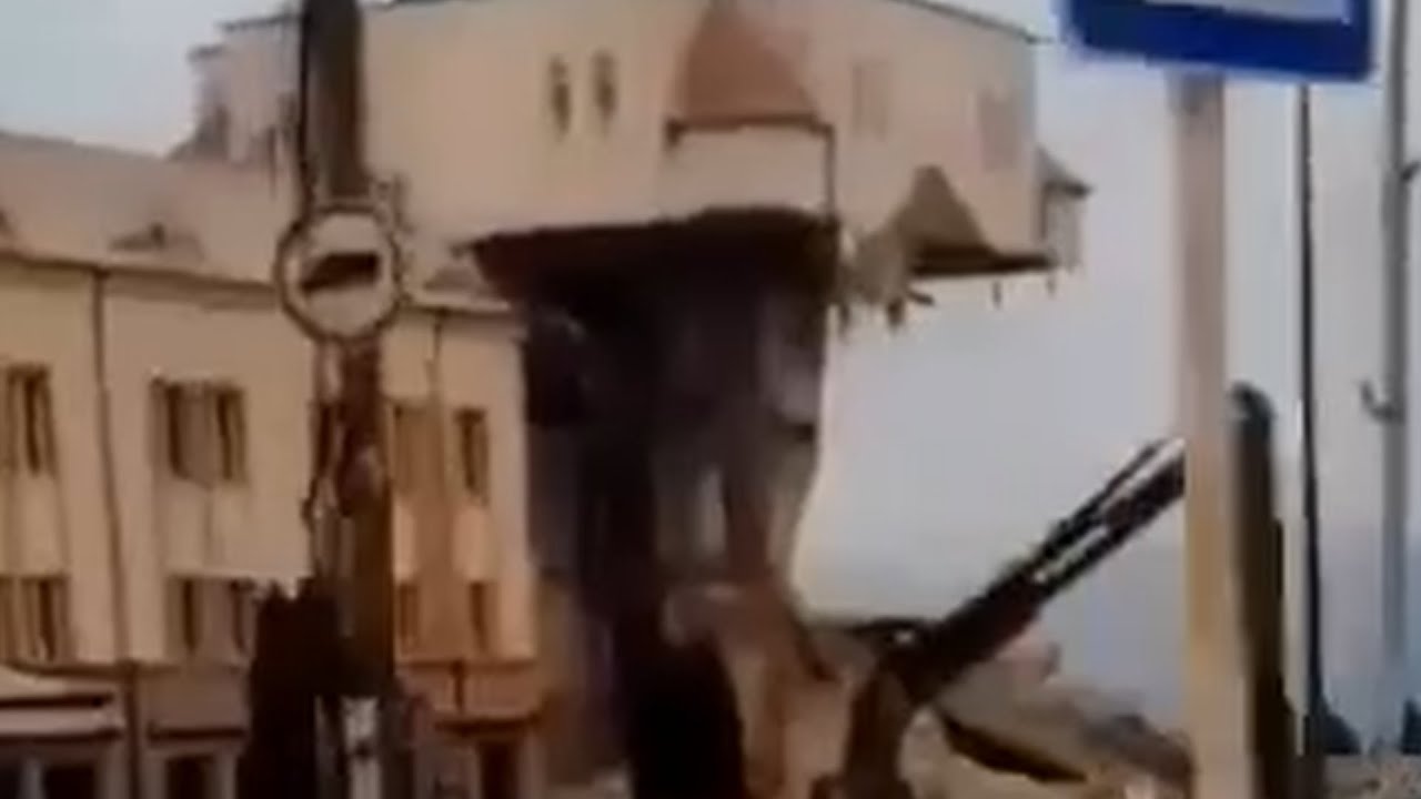 Ադրբեջանցիները քանդում են Ստեփանակերտում Արցախի խորհրդարանի շենքը