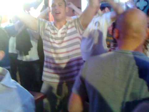 Zwarte broek oranje trui