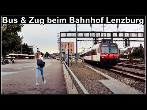 Viele Busse und Züge beim Bahnhof Lenzburg / Kanton Aargau / Schweiz 2023