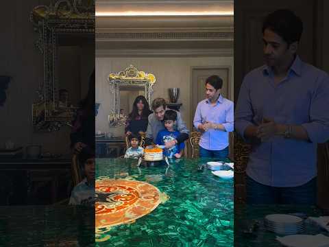 Jeetendra marks his 82nd birthday by cutting cake with Tusshar Kapoor, Ekta Kapoor and Family 😍