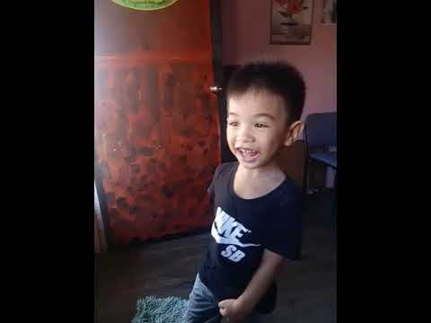 Izdihar geting bored & he likes eating coklat💕