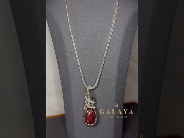 قلادة من الفضة الخالص مع حجر الجاسبر الأحمر