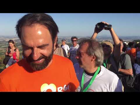 Samantha Fioravanti  consegna a Neri Marcore' la pietra dipinta durante Risorgimarche ❤