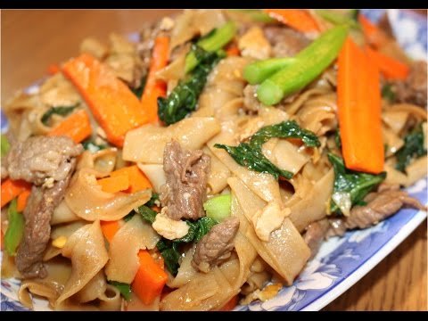 EASY HOMEMADE CHOW FUN NOODLE-MEE KATHANG!!!-CAMBODIAN FOOD/ASIAN AMERICAN FOOD!!