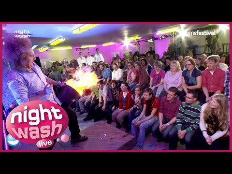 Konrad Stöckel zaubert mit seinem unsichtbaren Kartenspiel - NightWash