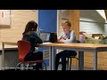 Juf Lonneke heeft het extra druk met online les én fysiek in de noodopvang  [RTV Utrecht]