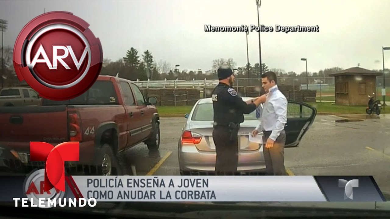 Policía enseña a joven a hacerse nudo de la corbata | Al Rojo Vivo | Telemundo