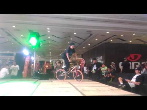 Yu Shoji Rehersal for BMX Flatland Tricks(1)