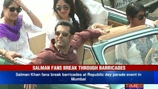 Download lagu Chaos at Mumbai's Republic Day rally - Salman Khan fans break barricade mp3 Download lagu Chaos at Mumbai's Republic Day rally - Salman Khan fans break barricade mp3
