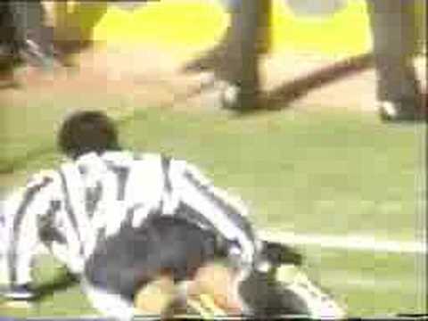 Golazo de Solano contra Peter Schmeichel