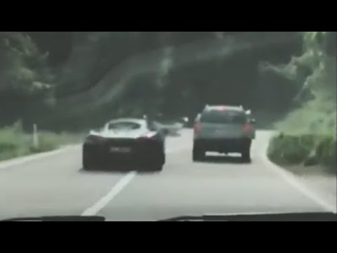 Trentino, la McLaren prova il sorpasso ma dietro la curva c’è il posto di blocco dei carabinieri