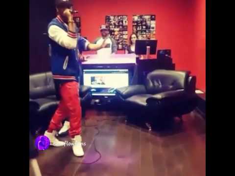 NJC y Neto Flow cantando  "No Love"  en Lo Maximo Productions.