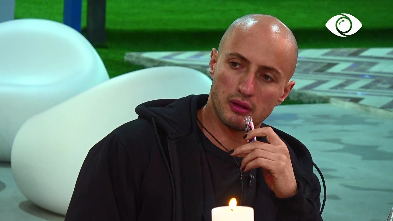 Ai mendon që është gruaja e tij/ Kristi bisedon me banorët