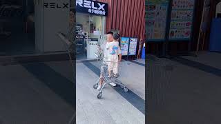 爸爸带娃果然不一样，原来购物车可以这样打开的#爸爸带娃#家有萌宝