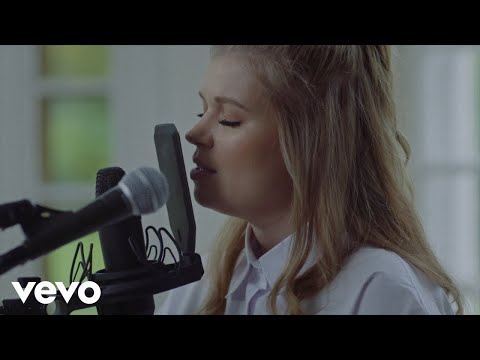 Vilma Alina - Tanssii Susien Kaa (Live Looping Video)