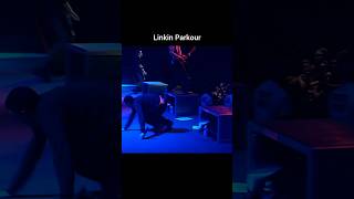 Download lagu Chester Bennington falls during Linkin Park's 'One Step Closer' live at PR 2002 #linkinpark mp3