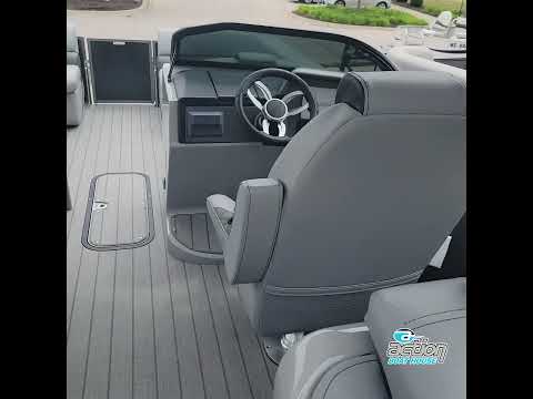 Revolutionizing Pontoon Boating: The 2023 Manitou LX 25 SRW with Mercury Joystick Dual SHP!