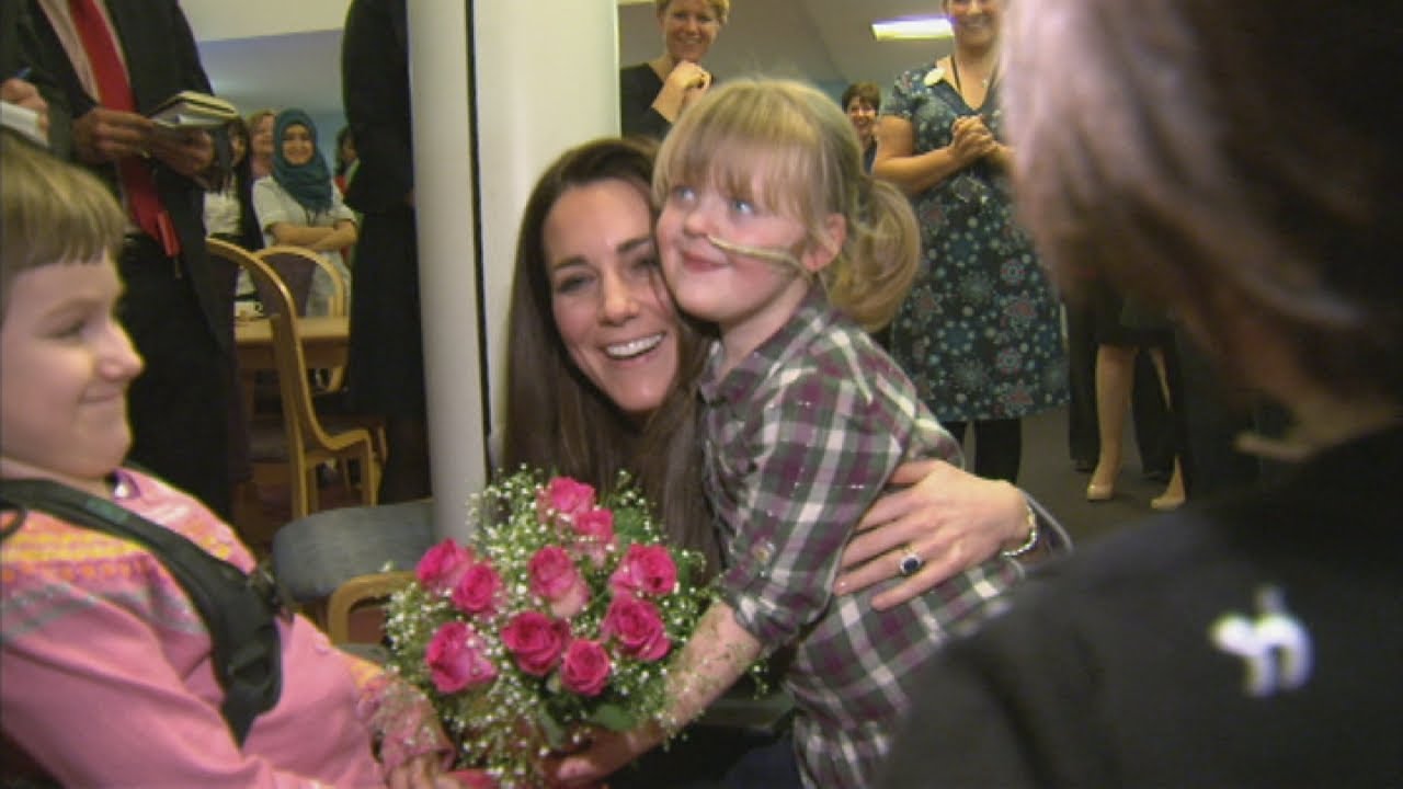 Duchess of Cambridge visits Shooting Star Children's Hospice - YouTube