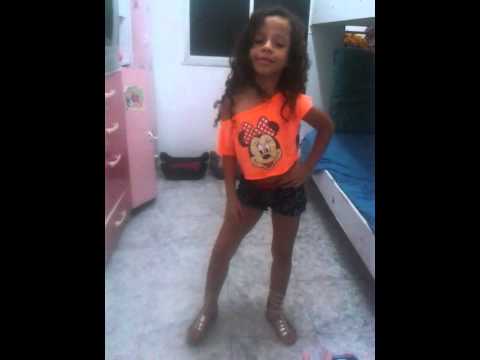 menina de 6 anos dançando Anitta