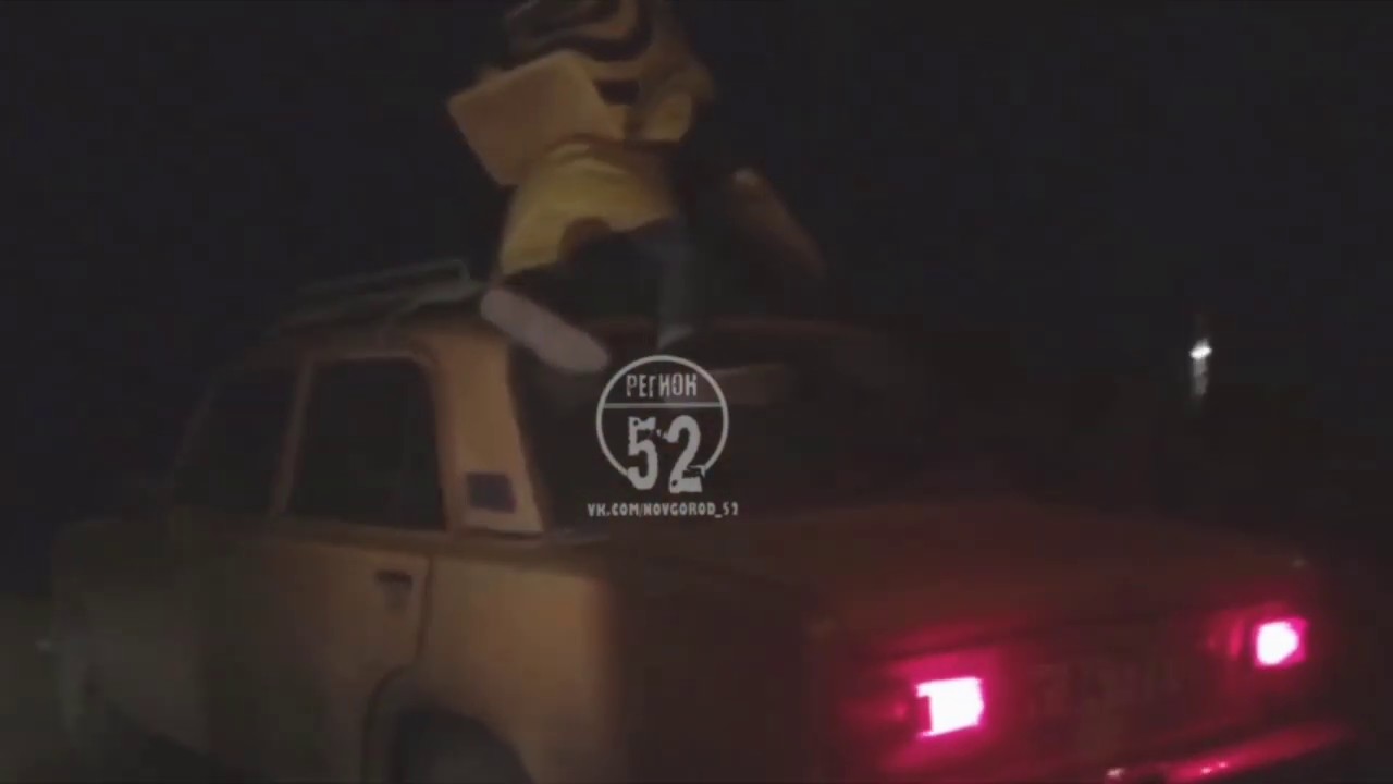 Опасный способ передвижения курьера «Яндекс.Еды» попал на видео